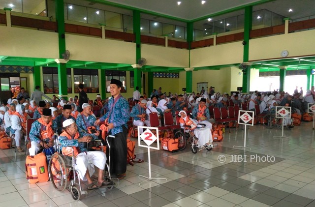 Para jemaah haji kloter 31 asal Kulonprogo DIY mengikuti prosesi penerimaan jemaah dari petugas daerah kepada PPIH Embarkasi Solo di Asrama Haji Donohudan, Ngemplak, Boyolali, Sabtu (5/8/2017). (Ivan Andimuhtarom/JIBI/Solopos)