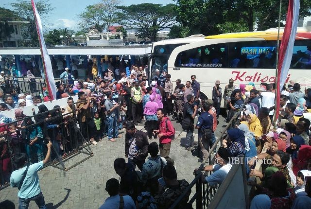 Pengantar jemaah calon haji asal Kota Madiun memadati Asrama Haji setempat, Kamis (3/8/2017). (Abdul Jalil/JIBI/Madiunpos.com)