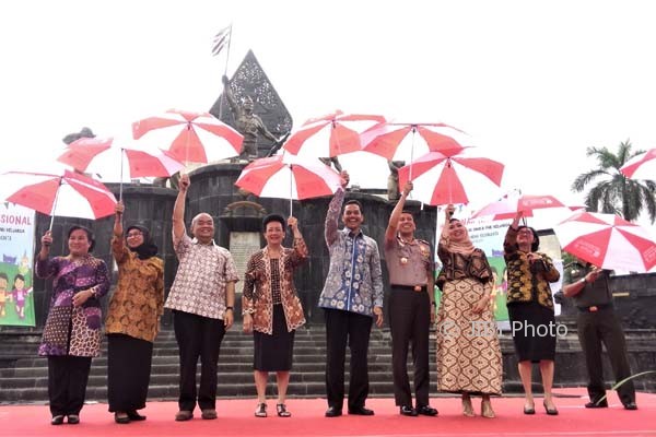 Wakil Gubernur Daerah Istimewa Yogyakarta, Paku Alam X (tiga dari kiri) bersama pejabat pemerintah Kota Jogja, menggelar aksi Berlian (Bersama Lindung Anak) dengan membuka payung sebagai simbolis untuk melindungi anak di DIY, dalam acara puncak peringatan Hari Anak Nasional, di Plasa SO, 1 Maret, Kota Jogja, Kamis (3/8/2017). (Harian Jogja/Marwan Yotha)