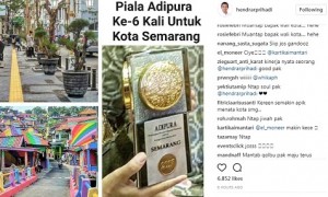 Wali Kota Semarang Hendrar Prihadi memamerkan penghargaan Adipura yang diraih Kota Semarang melalui akun Instagramnya, Kamis (3/8/2017). (Instagram-@hendrarprihadi)