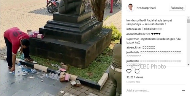 Wali Kota Semarang Hendrar Prihadi memunguti sampah yang berserakan. (Instagram-@hendrarprihadi)