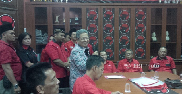 Wakil Gubernur Jateng Heru Sudjatmoko mengambil formulir pendaftaran cawagub dari PDIP di Kantor DPD PDIP Jateng, Semarang, Kamis (10/8/2017). (Imam Yuda S./JIBI/Semarangpos.com)