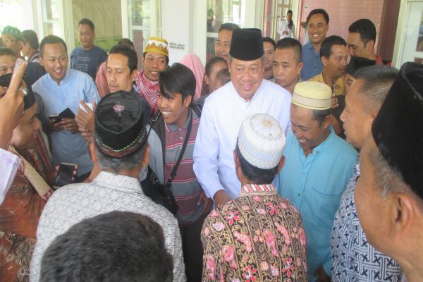 Mantan Presiden Susilo Bambang Yudhoyono (SBY) menyalami sejumlah warga saat selesai menjalankan salat Jumat di Masjid Al-Kautsar, Dusun Mijahan, Desa Sambirejo, Kecamatan Semanu. Jumat (18/8/2017). (Irwan A. Syambudi/JIBI/Harian Jogja)