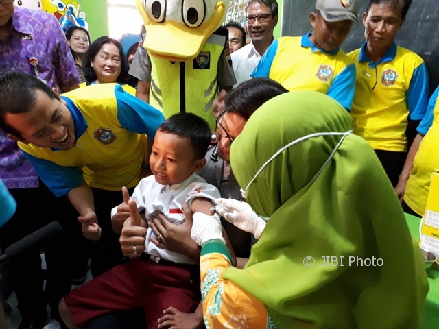 Siswa kelas 1 SDN 01 Karanganyar mendapatkan suntikan imunisasi measles rubella di ruang kelas pada Selasa (1/8/2017). (Sri Sumi Handayani/JIBI/Solopos)
