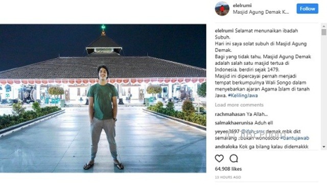 Ahmad El Jalaludin Rumi berpose di lingkungan Masjid Agung Demak, Jateng, Kamis (10/8/2017). (Instagram-@elelrumi)