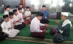 Pho Iwan Solomo (dua dari kanan) saat membaca dua kalimat syahadat di Masjid Baiturrahman, Semarang, Jumat (11/8/2017). Iwan memutuskan menjadi mualaf sebelum mengembalikan formulir pendaftaran cawagub dari PDI Perjuangan. (Imam Yuda Saputra/JIBI/Semarangpos.com)