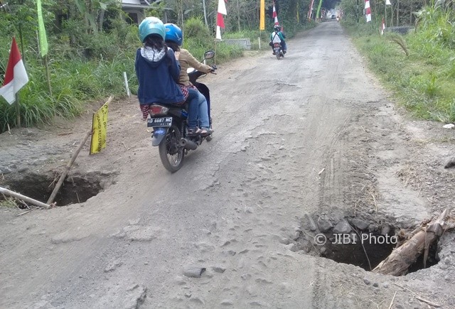 Warga melintas di jalan rusak di wilayah Dukuh/Desa Jiwan, Kecamatan Karangnongko, Klaten, Minggu (30/7/2017) sore. (Taufiq Sidik Prakoso/JIBI/Solopos)