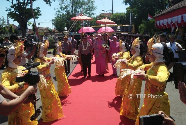 Kapolda Jawa Timur, Irjen Pol Machfud Arifin, disambut dengan tarian saat tiba di Mapolres Madiun Kota, Rabu (2/8/2017). (Abdul Jalil/JIBI/Madiunpos.com)