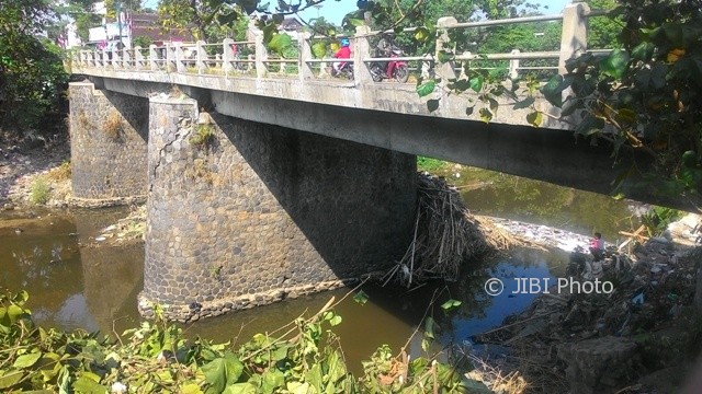 Kondisi pilar tengah jembatan Jl. M.W. Maramis, Banjarsari, Solo, retak, Senin (7/8/2017). (Irawan Sapto Adhi/JIBI/Solopos)
