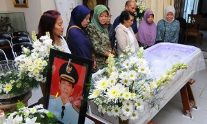 Sejumlah kerabat menengok jenazah mantan wali kota Salatiga John Manuel Manoppo di rumah duka, Perum Taman Mutiara, Tingkir, Salatiga, Jateng, Selasa (1/8/2017). (JIBI/Solopos/Antara/Aloysius Jarot Nugroho)