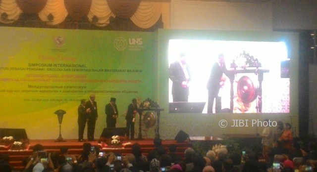 Presiden Joko Widodo (kanan) memukul gong tanda dibukanya Simposium Internasional Asosiasi Mahkamah Konstitusi (MK) dan Institusi Sejenis se-Asia atau AACC, di Auditorium Universitas Sebelas Maret (UNS) Solo, Rabu (9/8/2017). (Septhia Ryanthie/JIBI/Solopos)