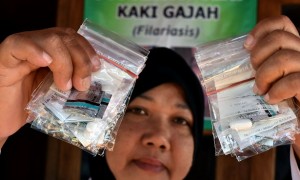 Petugas penyuluh kesehatan desa (kiri) menunjukkan obat pencegah penyakit kaki gajah (filariasis) yang akan diberikan secara gratis kepada warga di Kalongan, Ungaran Timur, Kabupaten Semarang, Jateng, Rabu (2/8/2017). (JIBI/Solopos/Antara/Aditya Pradana Putra)