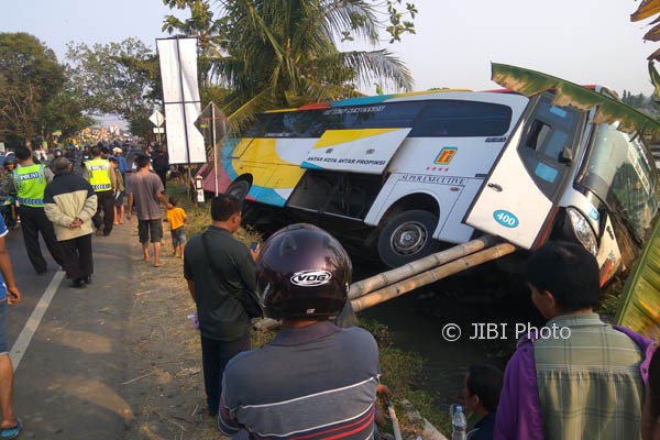 Bus Antarkota Antarprovinsi (Akap) Rosalia Indah jurusan Jakarta-Wonosari terperosok di parit di Jalan Jogja-Wonosari Km 13, Minggu (13/8/2017) pagi. (Gilang Jiwana/JIBI/Harian Jogja)