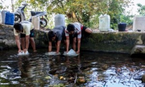 Warga mengambil air untuk kebutuhan sehari-hari dari sumber air di Sendang Sumber, Desa Penadaran, Gubug, Grobogan, Jateng, Sabtu (12/8/2017). (JIBI/Solopos/Antara/Aji Styawan)