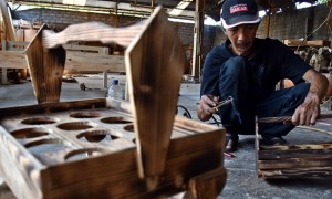 Perajin menerapkan teknik pewarnaan bakar kayu saat membuat karya kerajinan di rumah produksi Sabagiriwana, Tengaran, Kabupaten Semarang, Jateng, Senin (31/7/2017). (JIBI/Solopos/Antara/Aditya Pradana Putra)