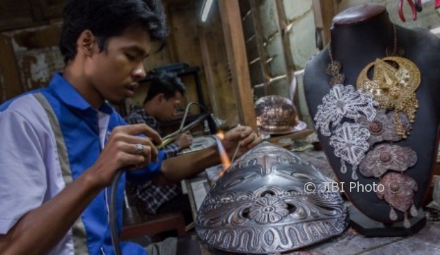 Perajin membuat topeng berbahan tembaga di sebuah industri rumahan Desa Mijen, Kebonagung, Demak, Jateng, Jumat (4/8/2017). (JIBI/Solopos/Antara/Aji Styawan)