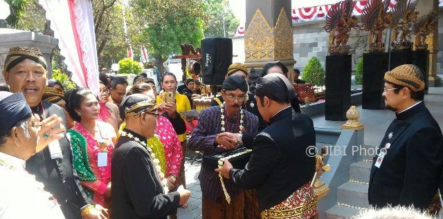 Wali Kota Solo, F.X. Hadi Rudyatmo (kedua kanan), didampingi Wakil Wali Kota Solo, Achmad Purnomo (kanan), menerima keris seusai dikirab dari Loji Gandrung menuju Museum Keris Nusantara, Solo, Rabu (9/8/2017). (M. Ferri Setiawan/JIBI/Solopos)