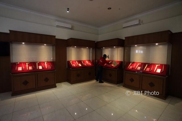 Petugas membersihkan kaca etalase di Museum Keris, Solo, Jumat (3/8/2017). (M. Ferri Setiawan/JIBI/Solopos)