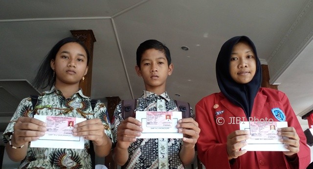 3 Pelajar menunjukkan Kartu Identitas Anak (KAI) di acara peringatan Hari Keluarga Nasional ke-24 dan Hari Anak Nasional di Pendapa Rumah Dinas Bupati Wonogiri, Rabu (9/8/2017). (Ahmad Wakid/JIBI/Solopos)
