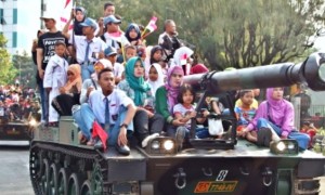 Warga naik tank AMX-13 saat Kirab Bendera Merah Putih di Semarang, Jateng, Minggu (13/8/2017). (JIBI/Solopos/Antara/R. Rekotomo)