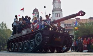 Tank AMX-13 milik Yonkav) 2/Tank Kodam IV/Diponegoro dinaiki warga saat Kirab Bendera Merah Putih di Semarang, Jateng, Minggu (13/8/2017). (JIBI/Solopos/Antara/R. Rekotomo)