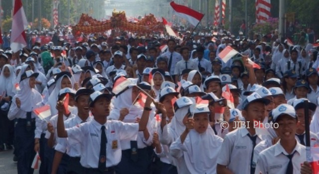 Barian pelajar membawa bendera merah putih memeriahkan Kirab Bendera Merah Putih di Kota Semarang, Jateng, Minggu (13/8/2017). (JIBI/Solopos/Antara/R. Rekotomo)