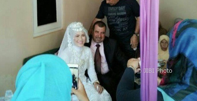 Pria asal Australa (kanan) menikahi wanita warga Dusun Ketuk, Desa Proyonangan Tengah, Kecamatan Batang, Kecamatan Batang, Kabupaten Batang, Jawa Tengah (Jateng) (kiri), Jumat (11/8/2017). (Facebook.com-Aris Yusuf)
