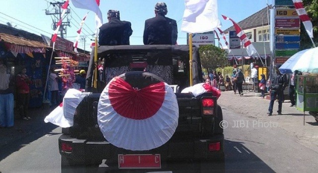 Mobil yang ditumpangi Bupati Semarang Mundjirin mengawal ibu hamil di tengah acara karnaval ke RSUD Ambarawa, Kabupaten Semarang, Jateng, Senin (21/8/2017). (Facebook.com-Duta Out Bond)