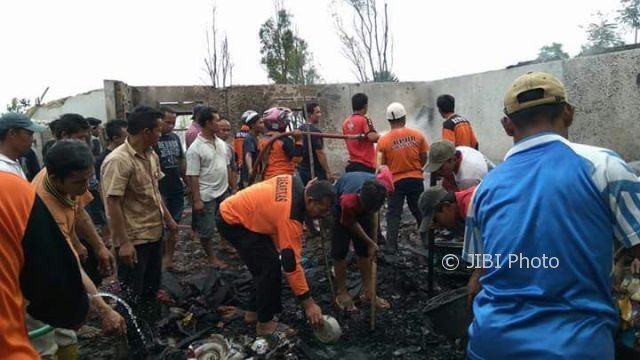 Warga bersama sukarelawan BPBD Karanganyar memadamkan api yang membakar rumah di Desa Karang, Karangpandan, Karangangyar, Minggu (13/8/2017) .(Istimewa/Dokumentasi BPBD Karanganyar)