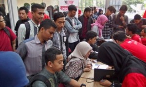 Para peserta Kompetisi Telkomsel The NextDev 2017 melakukan registrasi di Semarang, Jateng, Kamis (3/8/2017). (JIBI/Solopos/Antara/R. Rekotomo)