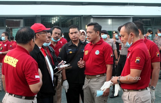 Wadir Reserse Narkoba Polda Jateng AKBP Rendra Raditya Dewayana (dua dari kanan) berkoordinasi dengan Kepala LP Kelas IIA Sragen Rudy Djoko Sumitro (pakai topi merah) sebelum operasi narkoba dimulai di LP Kelas IIA Sragen, Jumat (11/8/2017). (Tri Rahayu/JIBI/Solopos)