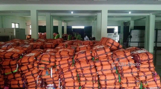 Petugas PPIH Embarkasi Adi Soemarmo Solo, mengecek koper milik calhaj di Asrama Haji Donohudan, Ngemplak, Boyolali, Selasa (8/8/2017). (Muhammad Ismail/JIBI/Solopos)