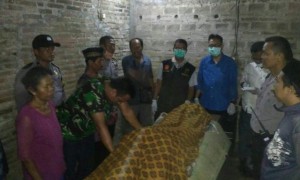 Aparat Polsek Masaran, Polres Sragen, dan tokoh masyarakat menyerahkan jenazah korban bunuh diri kepada keluarga di Dukuh/Desa Sidodadi, Masaran, Sragen, Sabtu (12/8/2017) malam. (Istimewa/Polsek Masaran)