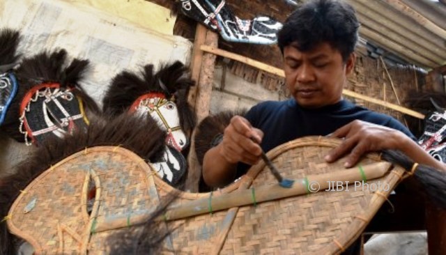 Sugeng, 40, perajin tuna netra membuat kerajinan kuda lumping di Kampung Kupang Sari, Ambarawa, Kabupaten Semarang, Jateng, Jumat (4/8/2017). (JIBI/Solopos/Antara/Aditya Pradana Putra)