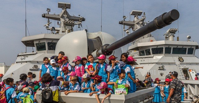 Pelajar berpose di KRI Diponegoro yang bersandar di Pelabuhan Tanjung Emas, Kota Semarang, Jateng, Rabu (9/8/2017). (JIBI/Solopos/Antara/Aji Styawan)