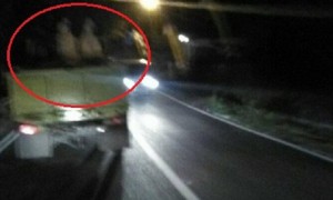 Dua penumpang truk yang melintas di kawasan Kelurahan Kutowinangun, Kecamatan Tingkir, Kota Salatiga, Jateng menggunakan sesuatu berwarna putih untuk menutupi tubuh mereka. (Facebook.com-Afif)