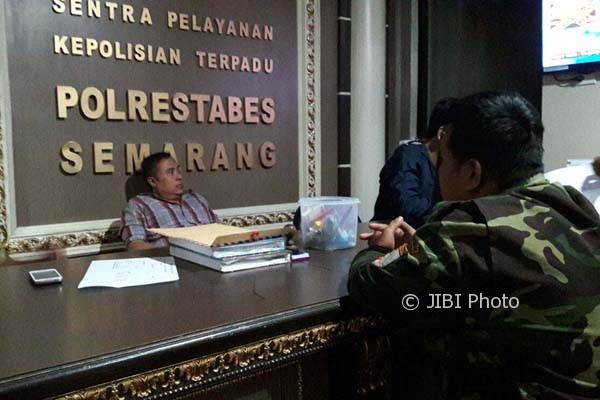 Anggota PC GP Ansor Kota Semarang (kanan) mengaduke Mapolrestabes Semarang terkait dugaan penghinaan yang dilakukan pengguna akun Facebook Ummu Izzah Mujahidah, Jumat (4/8/2017) malam. (JIBI/Semarangpos.com/Istimewa-Humas GP Ansor Kota Semarang)