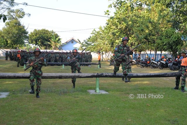 Calon prajurit siswa Sekolah Pertama Tamtama (Caprasis Semata) TNI Angkatan Udara angkatan 73 mengikuti latihan halang rintang di lapangan halang rintang Lanud Adi Soemarmo, Colomadu, Karanganyar, Jumat (11/8/2017). (Istimewa)