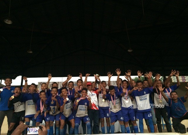 Para pemain Diklat Putra Kudus memamerkan piala dan medali emas yang mereka peroleh pada Liga Pelajar U-14 Piala Menpora 2017 Wilayah Jateng di Lapangan Kota Barat, Solo, Minggu (6/8). (JIBI/Solopos/Hanifah Kusumastuti)