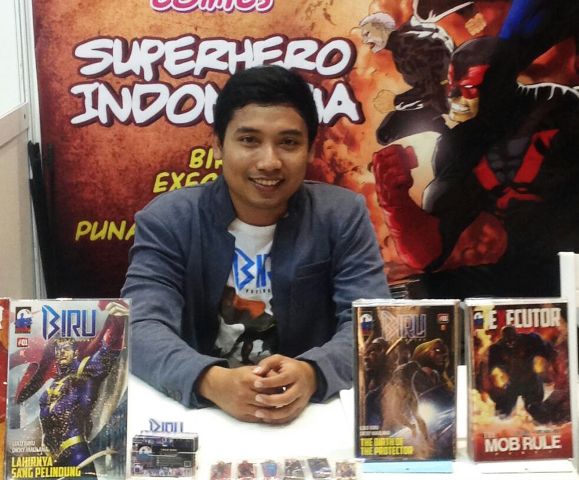 Kreator asal Solo, Lolo Biru saat menunjukkan beberapa komik karyanya di bawah manajemen Supermoon Comics. Foto diambil beberapa waktu lalu. (Ika Yuniati/JIBI/Solopos)