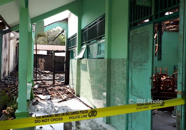 Kondisi ruang kelas dan perpustakaan MAN 2 Gondangrejo yang dilalap si jago merah, Minggu (13/8/2017). Polisi memasang garis polisi pada area bekas kebakaran. (Sri Sumi Handayani/JIBI/Solopos) Kondisi ruang kelas dan perpustakaan MAN 2 Gondangrejo yang dilalap si jago merah, Minggu (13/8/2017). Polisi memasang garis polisi pada area bekas kebakaran. (Sri Sumi Handayani/JIBI/Solopos)