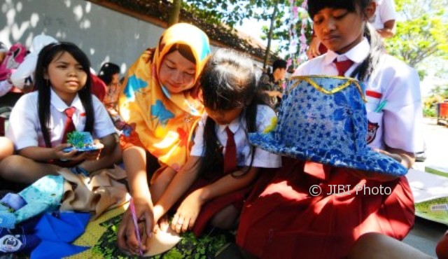Sejumlah siswa belajar membuat hiasan topi dengan kain perca dan kardus di Selasar Kartini, Salatiga, Jateng, Selasa (1/8/2017). (JIBI/Solopos/Antara/Aloysius Jarot Nugroho)