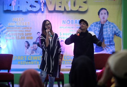 Artis Pamela Bowie (kiri) dan Ge Pamungkas, menghibur penggemarnya saat Meet and Greet Film Mars Met Venus di Hartono Lifestyle Mall, Solo Baru, Sukoharjo, Sabtu (5/8). Jumpa penggemar tersebut sekaligus untuk promosi film. (M.Ferri Setiawan/JIBI/Solopos)