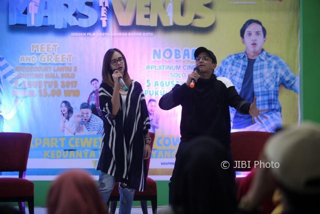 Artis, Pamela Bowie (kiri) dan Genrifinadi Pamungkas (kanan), menghibur penggemar saat Meet and Greet Film Mars Met Venus di Hartono Lifestyle Mall, Solo Baru, Sukoharjo, Sabtu (5/8/2017). (M. Ferri Setiawan/JIBI/Solopos)