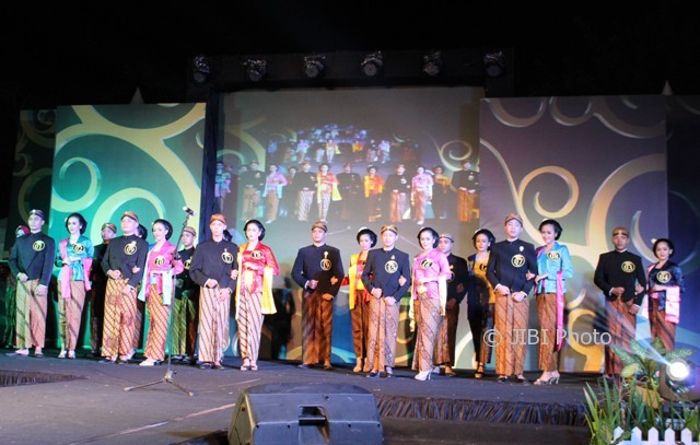 Aldyka dan Kalista (pasangan kedua dari kanan) dinobatkan sebagai Duta Wisata Boyolali 2017, Sabtu (12/8/2017), di pelataran Pendopo Alit Rumah Dinas Bupati Boyolali. (Akhmad Ludiyanto/JIBI/Solopos)