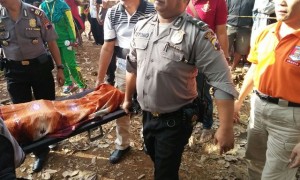 Polisi mengevakuasi jenazah pria yang ditemukan di pinggiran alas karet di Dukuh Gondang, Desa/Kecamatan Kedawung, Sragen, Jumat (4/8/2017). (Tri Rahayu/JIBI/Solopos)