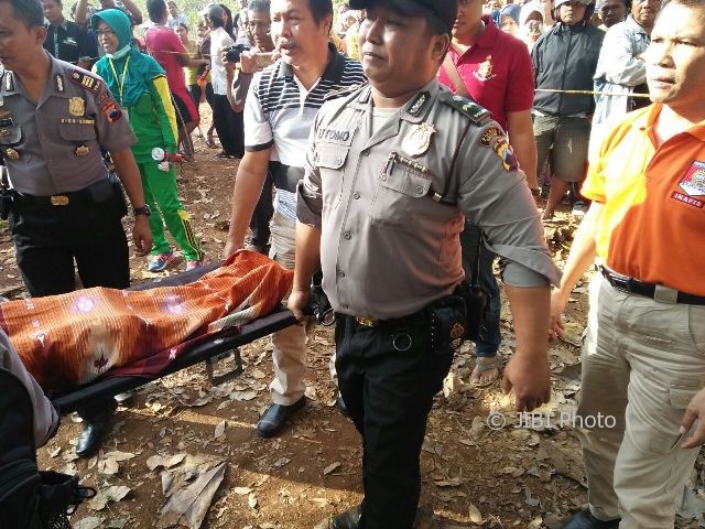 Polisi mengevakuasi jenazah pria yang ditemukan di pinggiran alas karet di Dukuh Gondang, Desa/Kecamatan Kedawung, Sragen, Jumat (4/8/2017). (Tri Rahayu/JIBI/Solopos)
