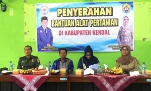 Bupati Kendal Mirna Annisa (kedua dari kanan) bersama anggota Komisi IV DPR Fadholi (kedua dari kiri) menghadiri acara Penyerahan Bantuan Alat Pertanian di Aula Dinas Pertanian dan Pangan Kendal, Patebon, Kabupaten Kendal, Jateng, Selasa (8/8/2017).