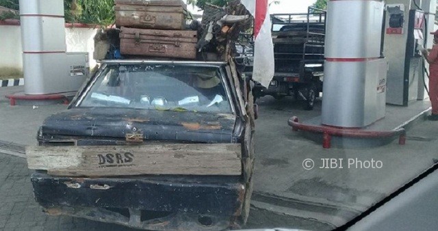 Mobil dengan tampilan berantakan terdokumentasikan saat singgah di salah satu SPBU di Kota Salatiga, Jateng. (Facebook.com-Roney Robeck)
