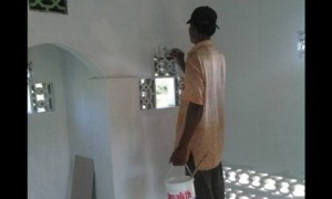 Proses perbaikan musala di Dusun Petengan, Desa Puworejo, Kecamatan Suruh, Kabupaten Semarang, Jateng, Kamis (10/8/2017). (Facebook.com-Olan Cell)